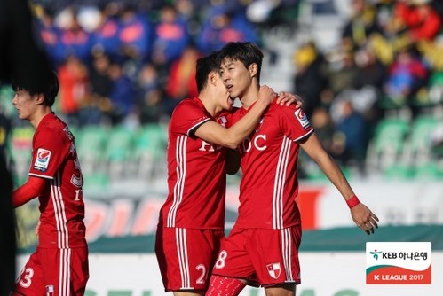 【서울=뉴시스】선제골 넣은 이정협(오른쪽).(사진=한국프로축구연맹 제공)