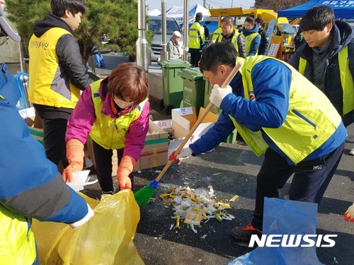 【포항·김천=뉴시스】박홍식 기자 = 경북 김천시는 18일 오전 지진피해 복구지원단(단장 김병조 자치행정국장)을 포항으로 긴급 파견했다. 지원단이 포항 흥해읍에서 지진으로 어수선한 주변 환경을 청소하는 등 복구작업에 힘을 보태고 있다. 2017.11.18 (사진=김천시 제공) photo@newsis.com