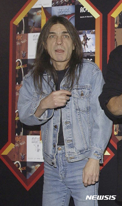 【AP/뉴시스】 = 2003년 3월 3일 런던에서 공연에 참가한 맬컴 영( AP자료사진).  AC/DC는 올 11월 18일  맬컴이 치매를 앓아오다가 64세를 일기로 사망했다고 발표했다.    