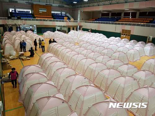 【포항=뉴시스】강진구 기자 = 경북 포항시는 19일 오후 흥해실내체육관에 이재민을 위한 가족용 텐트를 설치하고 있다.2017.11.19. photo@newsis.com