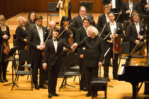 【서울=뉴시스】 조성진 & 사이먼 래틀 & 베를린 필하모닉. 2017.11.19. (사진 = 금호아시아나문화재단 제공) photo@newsis.com