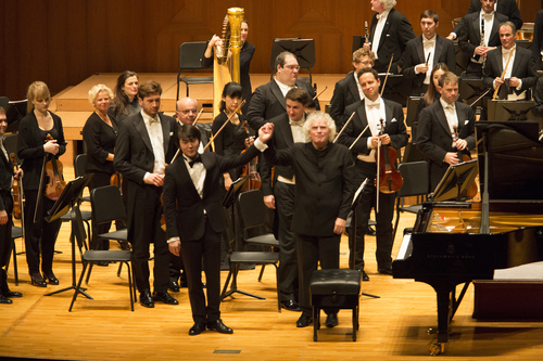 【서울=뉴시스】 조성진 & 사이먼 래틀 & 베를린 필하모닉. 2017.11.19. (사진 = 금호아시아나문화재단 제공) photo@newsis.com