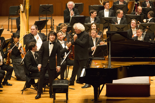 【서울=뉴시스】 조성진 & 사이먼 래틀 & 베를린 필하모닉. 2017.11.19. (사진 = 금호아시아나문화재단 제공) photo@newsis.com