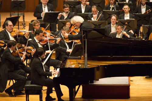 【서울=뉴시스】 조성진 & 사이먼 래틀 & 베를린 필하모닉. 2017.11.19. (사진 = 금호아시아나문화재단 제공) photo@newsis.com