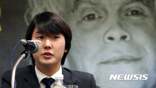 【서울=뉴시스】임태훈 기자 = 19일 오후 서울 서초구 JW 메리어트호텔에서 열린 '2017 베를린 필하모닉 내한공연' 기자회견에서 피아니스트 조성진이 소감을 말하고 있다. 2017.11.19. taehoonlim@newsis.com