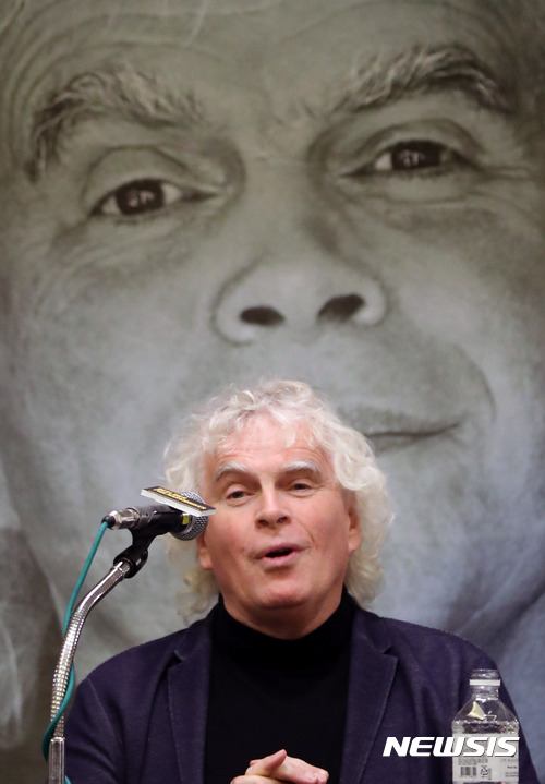 【서울=뉴시스】임태훈 기자 = 19일 오후 서울 서초구 JW 메리어트호텔에서 열린 '2017 베를린 필하모닉 내한공연' 기자회견에서 사이먼 래틀 상임지휘자 겸 예술감독이 소감을 말하고 있다. 2017.11.19. taehoonlim@newsis.com