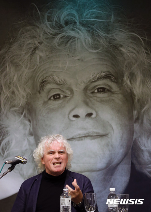 【서울=뉴시스】임태훈 기자 = 19일 오후 서울 서초구 JW 메리어트호텔에서 열린 '2017 베를린 필하모닉 내한공연' 기자회견에서 사이먼 래틀 상임지휘자 겸 예술감독이 소감을 말하고 있다. 2017.11.19. taehoonlim@newsis.com