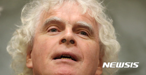 【서울=뉴시스】임태훈 기자 = 19일 오후 서울 서초구 JW 메리어트호텔에서 열린 '2017 베를린 필하모닉 내한공연' 기자회견에서 사이먼 래틀 상임지휘자 겸 예술감독이 소감을 말하고 있다. 2017.11.19. taehoonlim@newsis.com