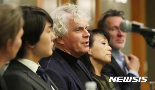 【서울=뉴시스】임태훈 기자 = 19일 오후 서울 서초구 JW 메리어트호텔에서 열린 '2017 베를린 필하모닉 내한공연' 기자회견에서 사이먼 래틀 상임지휘자 겸 예술감독이 소감을 말하고 있다. 2017.11.19. taehoonlim@newsis.com