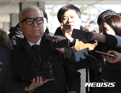 【서울=뉴시스】최진석 기자 = 국가정보원의 특수활동비를 청와대에 상납한 의혹을 받아 구속영장이 청구됐다 기각된 이병호 전 국가정보원장이 지난해 11월19일 오후 서울 서초구 서울중앙지검으로 재소환되고 있다. 2017.11.19. myjs@newsis.com