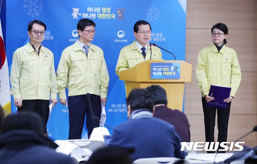 【서울=뉴시스】전신 기자 = 심보균 행정안전부 차관이 19일 서울 종로구 정부서울청사에서 포항 지진 관련 브리핑을 하고 있다. 2017.11.19. photo1006@newsis.com