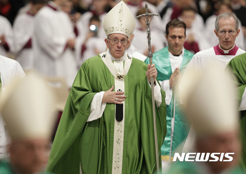 【바티칸=AP/뉴시스】프란치스코 교황이 19일(현지시간) 바티칸 성 베드로 대성당에서 제 1회 '세계 가난한 이의 날'(World day of the Poor) 미사를 집전하고 있다. 2017.11.19.