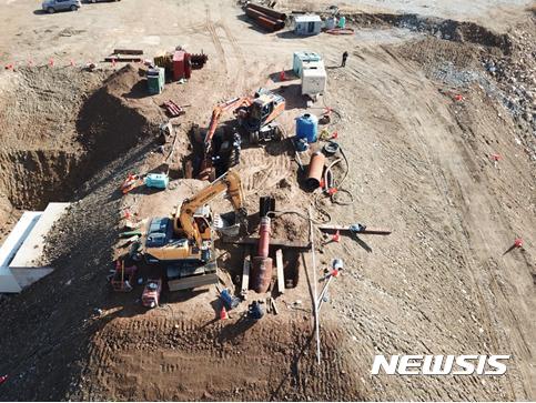 【서울=뉴시스】 건설산업연구원(건설연)이 지난 17일 경기 연천군 건설연 사회간접자본(SOC)실증연구센터에서 소방청 산하 중앙119구조본부 수도권특수구조단 인명구호팀과 기술실증실험을 진행했다. (자료제공 = 건설연)
