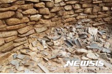  【부산=뉴시스】허상천 기자 = 부산박물관 문화재조사팀은 배산성지 추정 북문지 일원과 지난해 시굴조사에서 확인된 집수지 2기에 대한 발굴조사 학술자문위원회를 21일 오전 11시 배산성 잔뫼정 인근 발굴조사 현장에서 개최한다고 20일 밝혔다. 사진은 집수지 내부에서 출토된 기와 및 토기편. 2017.11.20. (사진 = 부산시 제공)&nbsp; photo@newsis.com 