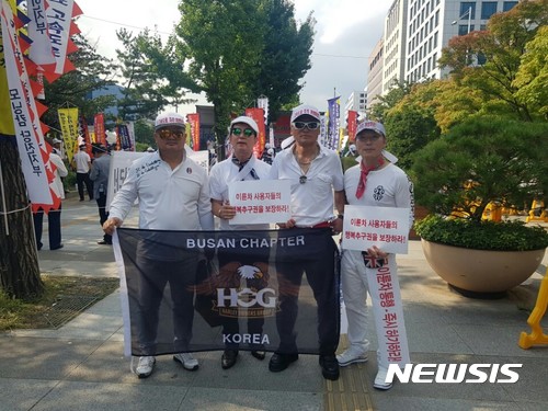 【부산=뉴시스】제갈수만 기자 = 부산챕터 최연욱(회장, 사진 왼쪽) 등 간부들이 이륜차 행복추구권을 보장하라는 시위를 지난 9월께 가진 바 있다. 부산의 경우 175명의 쳅터 회원으로 가입되어 운영되고 있는 가운데 앞으로 전국에 분포되어 있는 쳅터가 이륜차 '행복추구권 시위'를 조직적으로 진행할 예정이라고 20일 밝혔다. 2017.11.20. (사진 부산쳅터 제공) photo@newsis.com