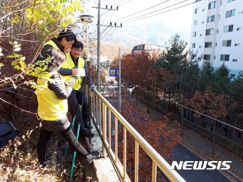 【서울=뉴시스】서울 노원구 구청 공무원들이 지난 16일 수락산 옹벽에서 지진에 대비해 변위측량을 하고 있다. 2017.11.20. (사진 = 노원구 제공) photo@newsis.com