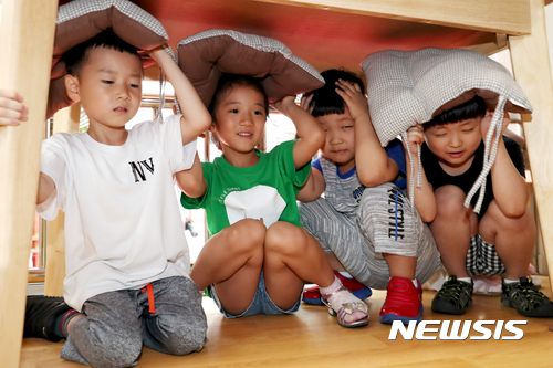 【서울=뉴시스】서울 성동구 마장동 성동생명안전배움터 내 '지진 및 해양선박탈출체험관'에서 어린이들이 지진 대피 체험을 하고 있다. 2017.11.20. (사진 = 성동구 제공) photo@newsis.com