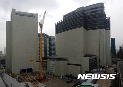 【안양=뉴시스】 장태영 기자 = 경기 안양지역 최대 번화가 중 하나인 범계역 인근에 자리한 NC백화점 평촌점 건물이 철거된다. 철거는 건물 외벽을 패널로 감싸는 '시스템 비계 및 매직 패널' 방식으로 진행된다. 사진은 같은 철거방식으로 진행된 서울 역삼동 르네상스 호텔 철거 모습 2017.11.20. (사진=안양시청 제공)&nbsp; photo@newsis.com