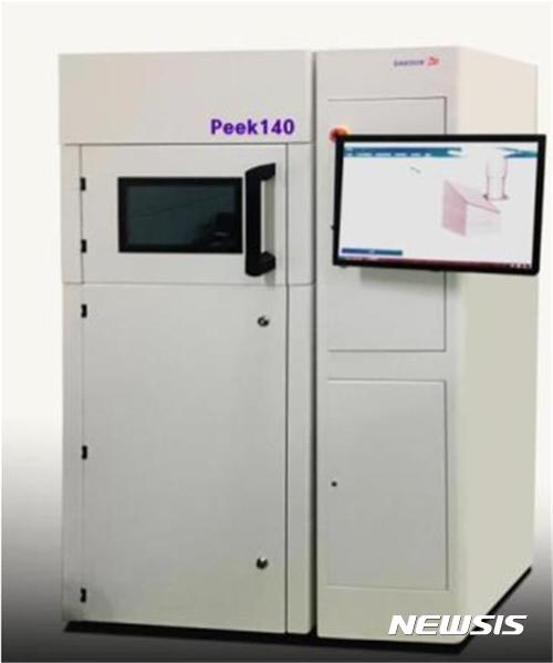 【창원=뉴시스】 홍정명 기자 = 창원국가산업단지 내 3D 프린터 전문기업인 ㈜대건테크에서 독자 개발해 내년 1월 시판 예정인 '폴리에테르 에테르 케톤(PEEK) 소재 가공 전용 3D 프린터' 장비.2017.11.20.(사진=대건테크 제공) photo@newsis.com