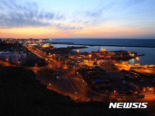 【제주=뉴시스】제주시 건입동 산지등대에서 바라본 제주항의 야경. (사진=제주관광공사 제공)