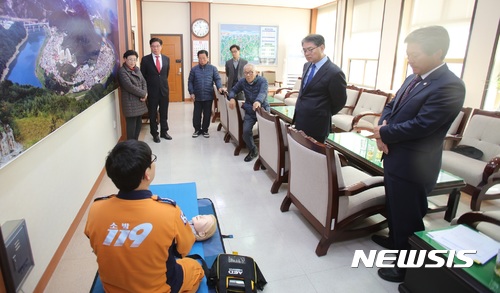 【단양=뉴시스】단양군의회 응급처치 교육. (사진=단양소방서 제공) photo@newsis.com