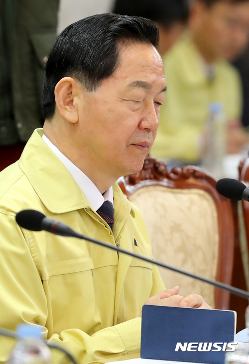 【서울=뉴시스】박주성 기자 = 김상곤 사회부총리 겸 교육부 장관이 20일 오전 서울 세종로 정부서울청사 대회의실에서 열린 포항 지진 관계장관회의에 참석해 이낙연 국무총리의 모두발언을 경청하고 있다. 2017.11.20.&nbsp; park7691@newsis.com