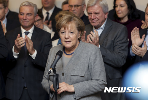 【베를린=AP/뉴시스】앙겔라 메르켈 독일 총리가 20일(현지시간) 베를린에서 연립정부 구성 현황에 관한 기자회견을 진행하고 있다. 2017.11.20.