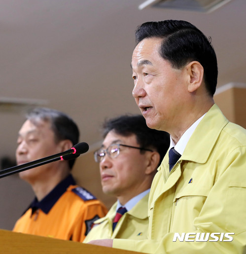 【서울=뉴시스】박주성 기자 = 김상곤 사회부총리 겸 교육부 장관과 김부겸 행정자치부 장관 겸 중앙재난안전대책본부장이 20일 오전 서울 세종로 정부서울청사 브리핑룸에서 수능 시행 범부처 지원 대책 합동 브리핑을 하고 있다. 2017.11.20.&nbsp; park7691@newsis.com
