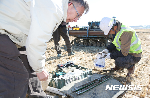 【포항=뉴시스】우종록 기자 = 20일 오전 경북 포항시 북구 흥해읍 망천리 한 논에서 기상청 관계자들이 액상화 현상 등과 관련해 지반 샘플 채취를 위한 시추작업을 하고 있다. 2017.11.20. wjr@newsis.com