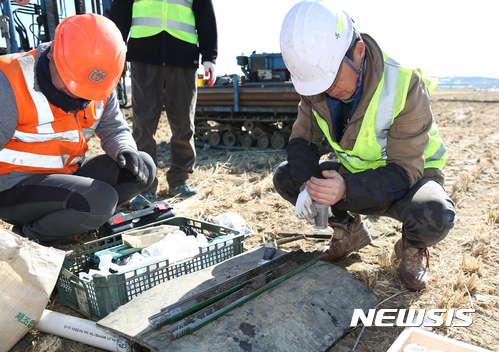 【포항=뉴시스】우종록 기자 = 20일 오전 경북 포항시 북구 흥해읍 망천리 한 논에서 기상청 관계자들이 액상화 현상 등과 관련해 지반 샘플 채취를 위한 시추작업을 하고 있다. 2017.11.20. wjr@newsis.com