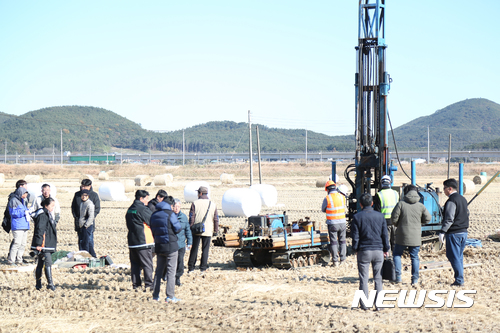 【포항=뉴시스】우종록 기자 = 20일 오전 경북 포항시 북구 흥해읍 망천리 한 논에서 기상청 관계자들이 액상화 현상 등과 관련해 지반 샘플 채취를 위한 시추작업을 하고 있다. 2017.11.20. wjr@newsis.com