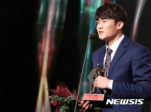 【서울=뉴시스】박주성 기자 = 전북 현대 김민재가 20일 오후 서울 홍은동 그랜드힐튼호텔 컨벤션센터 컨벤션홀에서 열린 KEB하나은행 K리그 2017 대상 시상식 클래식 영플레이어상을 수상 후 소감을 말하고 있다. 2017.11.20. park7691@newsis.com