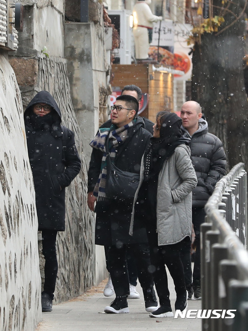 【서울=뉴시스】전진환 기자 = 첫 눈이 내린 20일 오후 서울 종로구 삼청동에서 관광객들이 거리를 걷고 있다. 2017.11.20. amin2@newsis.com