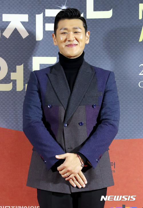 【서울=뉴시스】권현구 기자 = 배우 강홍석이 20일 오후 서울 중구 충무아트센터에서 열린 제6회 예그린 뮤지컬 어워드에 참석해 포토타임을 갖고 있다. 2017.11.20. stoweon@newis.com