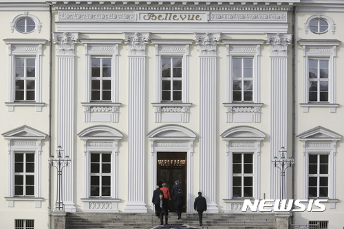 【베를린=AP/뉴시스】 앙겔라 메르켈 독일 총리가 3당 연정구성에 실패한 뒤인 20일 프랑크-발터 슈타인마이어 대통령과 후속 조치를 논의하기 위해 대통령관저인 벨뷰 궁으로 들어가고 있다. 슈타인마이어 대통령은 4개월 전까지 메르켈 총리 밑에서 외무장관 직을 맡았다. 2017. 11. 19.&nbsp;&nbsp; 