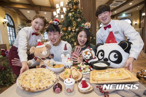  【용인=뉴시스】 이승호 기자 = 에버랜드 직원들이 21일 '크리스마스 판타지 축제'를 맞아 출시한 특선 메뉴와 캐릭터 신상품 등을 선보이고 있다.2017.11.21.(사진 = 에버랜드 제공) photo@newsis.com