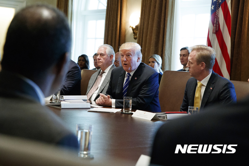 【워싱턴=AP/뉴시스】도널드 트럼프 미국 대통령이 20일(현지시간) 워싱턴 백악관에서 열린 각료회의에서 미국 정부가 북한을 테러지원국으로 재지정하는 계획을 발표하고 있다. 2017.11.21