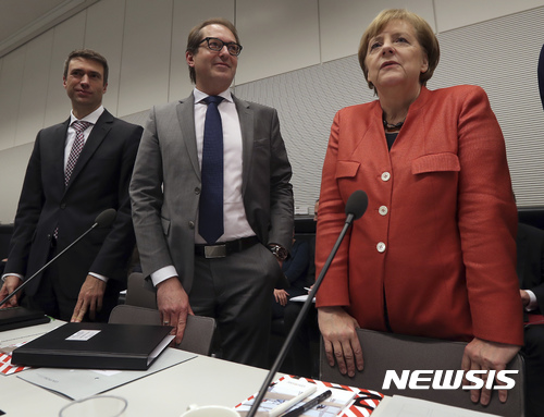 【베를린=AP/뉴시스】 앙겔라 메르켈 독일 총리(오른쪽)가 20일(현지시간) 베를린에 있는 의회 의사당에서 기독민주·기독사회당 연합 정당 회의에 알렉산더 기독사회당 소속의 도브린트 교통부 장관(가운데)과 함께 참석하고 있다. 2017.11.21 