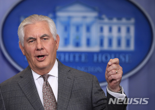 【워싱턴=AP/뉴시스】렉스 틸러슨 미 국무장관이 20일(현지시간) 워싱턴 백악관에서 정례 브리핑을 하고 있다. 2017.11.21