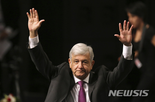 【멕시코시티 = AP/뉴시스】 = 멕시코 야당 후보인 안드레스 마누엘 로페스 오브라도르가 지난 달 20일 멕시코 시티의 의사당에 도착, 지지자들을 향해 손을 흔들며 4번째 대선 도전에 나섰다.&nbsp; 