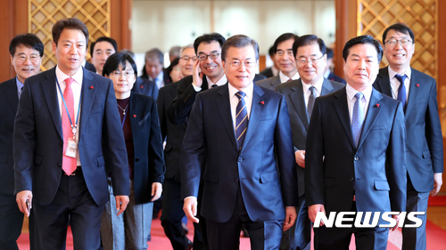 【서울=뉴시스】전진환 기자 = 문재인 대통령이 21일 오전 청와대에서 홍종학 중소벤처기업부 장관에게 임명장 수여 후 환담장으로 향하고 있다. 2017.11.21. amin2@newsis.com