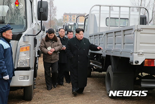 【서울=뉴시스】김정은 조선노동당 위원장 겸 국무위원장, 조선인민군 최고사령관이 평안남도 덕천 승리자동차연합기업소를 현지지도했다고 조선중앙TV가 21일 보도했다. 2017.11.21. (사진=조선중앙TV 캡처) photo@newsis.com