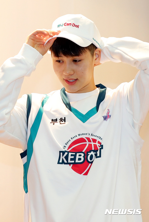 【서울=뉴시스】임태훈 기자 = 21일 오전 서울 중구 신한은행 본점 대강당에서 열린 2017~2018 WKBL(한국여자농구연맹) 신입선수 선발회에서 KEB하나은행에 1순위 지명된 숙명여고 최민주가 유니폼과 모자를 착용하고 있다. 2017.11.21. taehoonlim@newsis.com