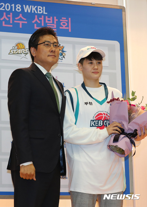 【서울=뉴시스】임태훈 기자 = 21일 오전 서울 중구 신한은행 본점 대강당에서 열린 2017~2018 WKBL(한국여자농구연맹) 신입선수 선발회에서 KEB하나은행에 1순위 지명된 숙명여고 최민주가 이환우 감독과 기념촬영하고 있다. 2017.11.21. taehoonlim@newsis.com