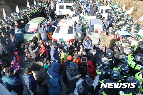 【성주=뉴시스】우종록 기자 = 21일 오전 경북 성주군 초전면 소성리 진밭교 앞에서 주민 100여 명이 사드(THAAD·고고도미사일방어체계) 기지 운영을 위한 공사 차량과 장비 반입을 앞두고 경찰과 주민 간에 충돌을 빚고 있다. 2017.11.21. wjr@newsis.com