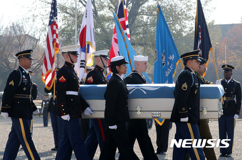 【서울=뉴시스】박진희 기자 = 21일 오전 서울 용산 미군기지 나이트필드 연병장에서 유엔군 사령관 미 육군 대장 빈센트 K. 브룩스 주관으로 6.25 전쟁 전사자 유해(영국군 추정) 송환식이 거행되고 있다. 2017.11.21.pak7130@newsis.com