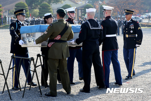 【서울=뉴시스】박진희 기자 = 21일 오전 서울 용산 미군기지 나이트필드 연병장에서 유엔군 사령관 미 육군 대장 빈센트 K. 브룩스 주관으로 6.25 전쟁 전사자 유해(영국군 추정) 송환식이 거행되고 있다. 2017.11.21.pak7130@newsis.com