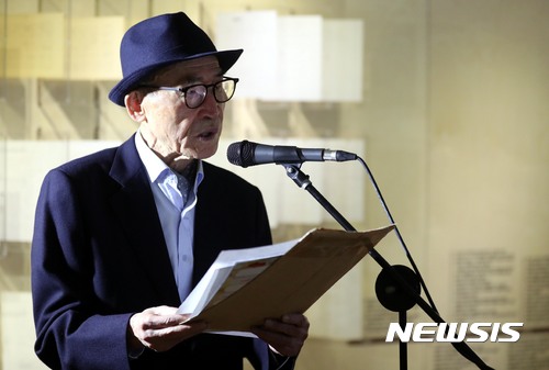 【서울=뉴시스】조성봉 기자 = 21일 오후 서울 중구 서울도서관 서울기록문화관에서 열린 ‘만인의 방’ 개관식에서 고은 시인이 시를 낭송하고 있다.‘만인의 방’은 고은 시인의 안성 서재를 서울도서관 내에 재현한 공간이다. 2017.11.21.&nbsp; suncho21@newsis.com