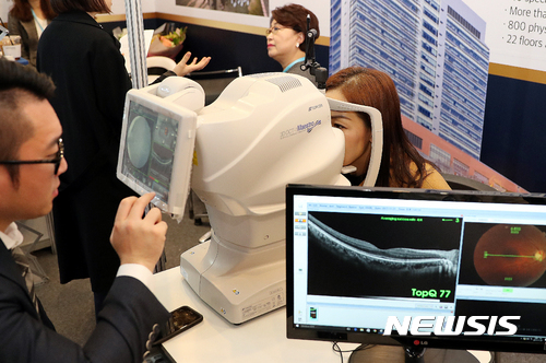 【서울=뉴시스】이종철 기자 = 보건복지부가 주최하고 한국보건산업진흥원이 주관한 '메디컬 코리아(Medical Korea) 2017'에서 한 참석자가 눈 검사를 하고 있다. 2017.11.21.&nbsp; jc4321@newsis.com