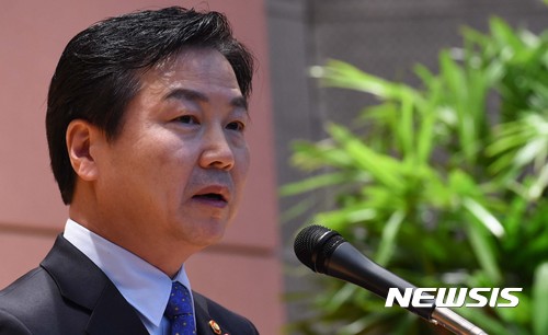 【대전=뉴시스】함형서 기자 = 홍종학 중소벤처기업부 장관이 21일 오후 대전정부청사 대강당에서 열린 취임식에서 취임사를 하고 있다. 2017.11.21.foodwork23@newsis.co